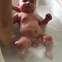 宝贝两个月了可爱洗澡游泳了嘻嘻
