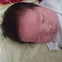 给宝妈参考下我生两个男宝宝的症状，整个孕期都没有孕吐过，都吃的多，两个肚子都很尖都是在中间一...