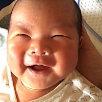 剖宫产8.8斤儿子，啥都好，也爱笑，就是不肯吃母乳，每次都是吸出来用奶瓶喂。前三天没奶吃的奶瓶，导致...