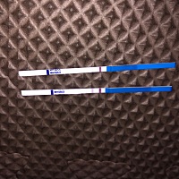 姨妈一直不规律，多囊。好几个月来一次。这几天姨妈感超强，小腹胸部胀痛几天还没来，早早孕试纸一测两...