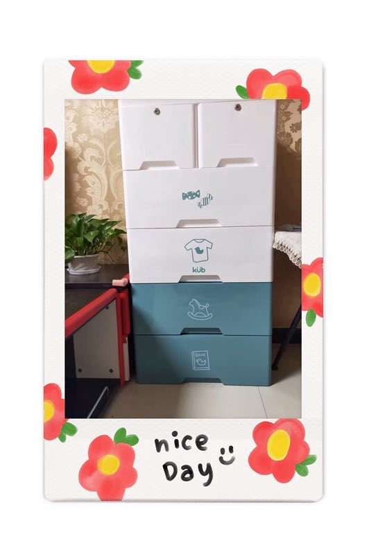 柜子还是用处很大的，大人衣物和宝宝的分开。