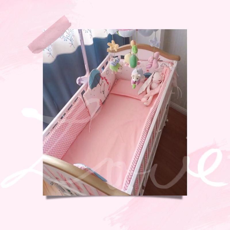 婴儿床老妈说，建议婴儿与父母同房不同床，这样比较安全，婴儿太小，如果被大人压到无反抗能力，十分危险