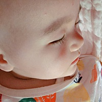 开心已经九个半月了，还在喂奶中， 请问各位有经验的宝妈，我此时可不可以给头发染个颜色？ t