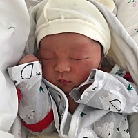 儿子出生第五天啦，刨腹产恢复的蛮好，孩子爸陪产假一个月，孩子姑姑从出生到现在每天晚上都她照顾...