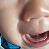 跟我婆婆说小的长牙了，她不相信，她说不可能这么早长牙，七个月会早吗？真是的！我女儿六个月就长了，...