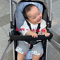 看着这一小只，软软糯糯的靠在妈妈怀里自己坐着，感叹岁月瞬息万变。如果你能永远这么大多好呀😂