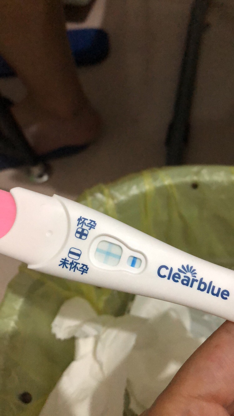 昨天晚上测的，没到一分钟立刻变成十字。可丽蓝不知道准不准最近就要来姨妈了，今天早上用好丈夫测，一开始水印几乎看不到，过几分钟就有浅杠。