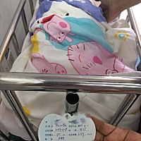 预产期十号，6.7号早上七点见红，肚子持续性生理期轻微痛，洗澡洗头去医院医生直接开了住院，晚上12...