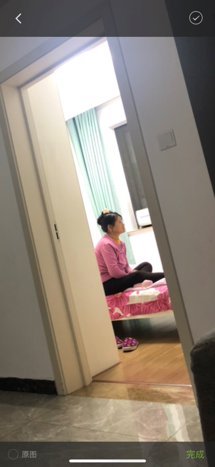 这就是他那个懒妈，看着电视呢