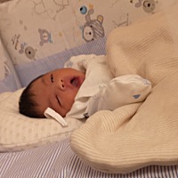 为什么我们家孩子这么难带 三个人带她被玩的天天顶个黑眼圈 白天闹晚上闹  我都崩溃到被一个孩子气...