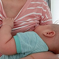 吃个奶都怕我走了似的！小胖手拉着就不放！我的小金猪