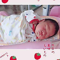 总感觉你跟出生时候越来越不像了！！！ 哈哈哈哈哈哈哈 一个月长了三斤了。