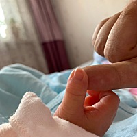 剪个指甲给我难住了，新生儿的指甲怎么如此的锋利