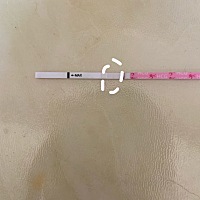 月经还有7天才来 今天随手用早孕试纸测了一下感觉看到了亲妈灰 这是亲妈灰吗？