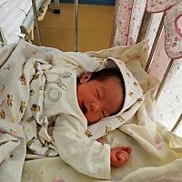 明天就满月了  一个人带俩娃真是好辛苦，两个都是一起饿一起哭😭。