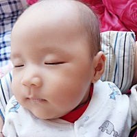 😃大闺女自打吃母乳以后脸见圆了，肉嘟嘟的，总有一种想捏捏的冲动。