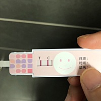 第一张照片是金秀儿的半定量排卵试纸哦，第二张是大卫的普通排卵试纸。昨天大卫比较浅，今天就红了那么...