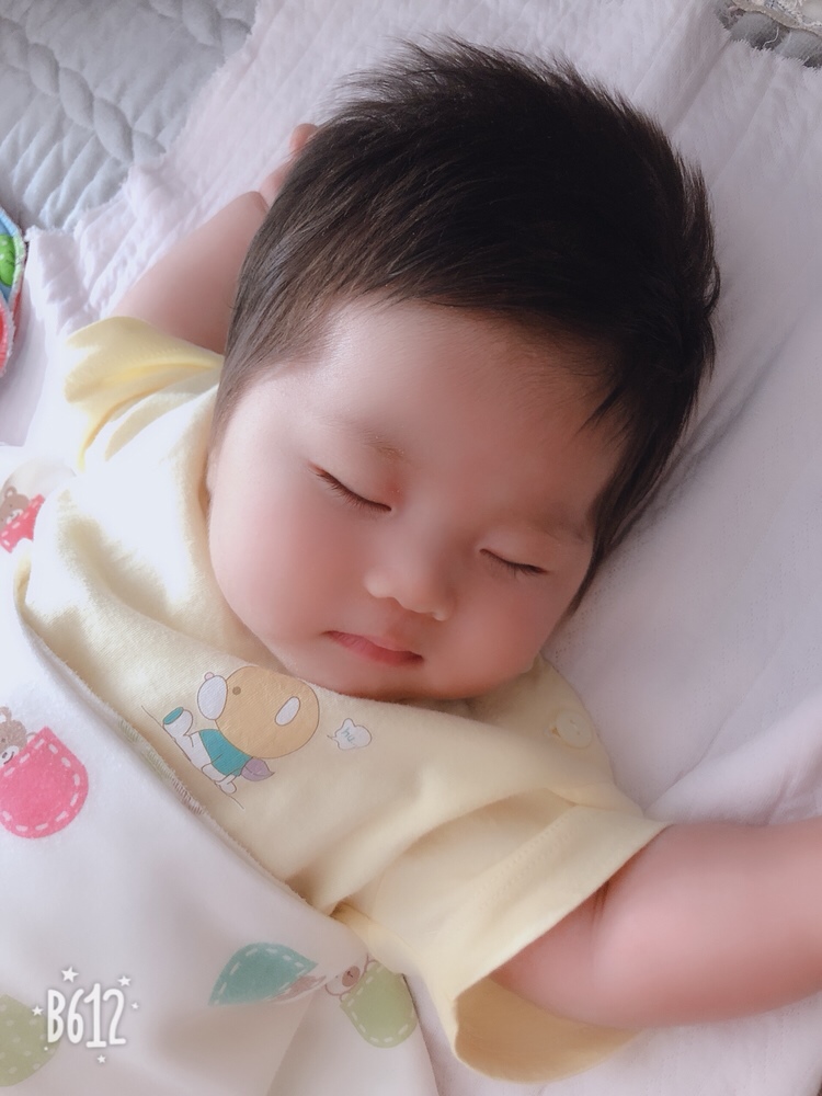 不到2个月的宝宝每天大便几十次 每次一点点  颜色也黄黄的正常   吃母乳  偶尔吃一顿奶粉  有没有宝妈知道是什么情况  拉的太频繁  屁股不停