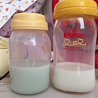 我的奶怎么是这个颜色的，鸭蛋皮颜色（👈母乳👉奶粉）