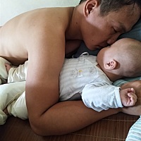 哄了一个早上都没睡，亲爹回来抱着就睡着了 坑娘的娃😪