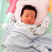 6.1号剖的女宝宝，睡觉很没安全感，一点点声音都会吓到双手举起来，怎么办