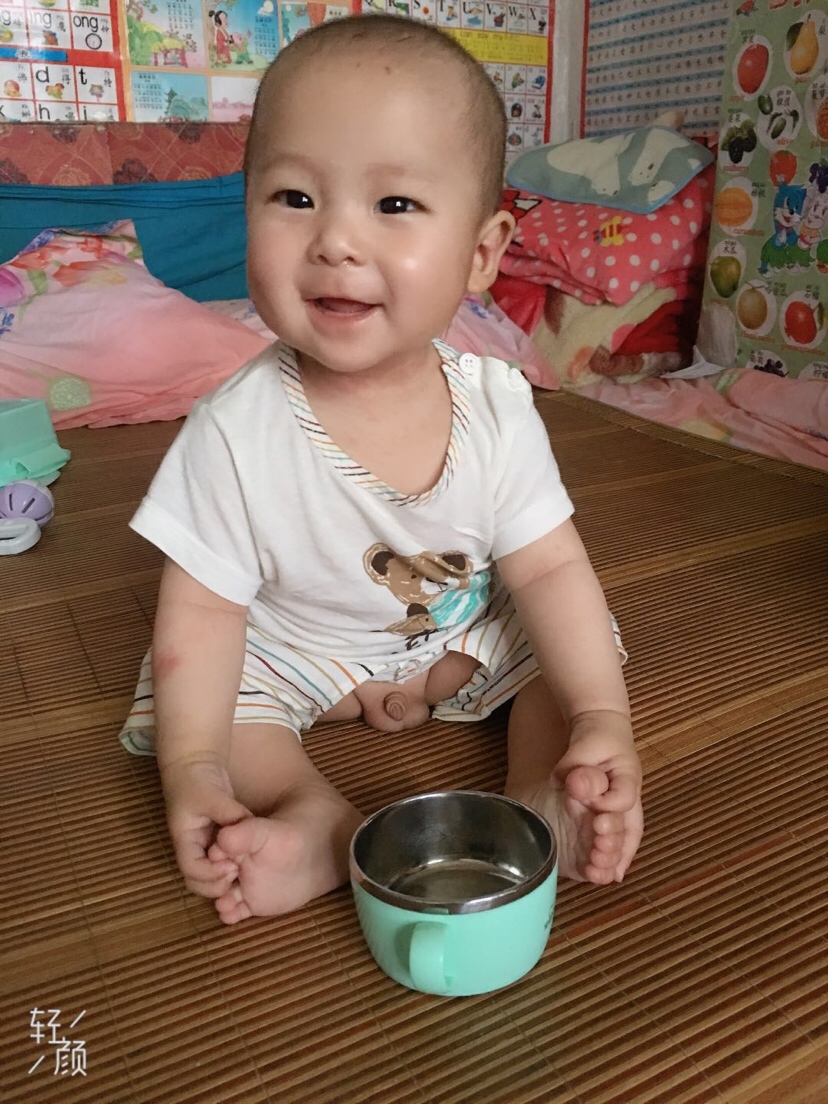 宝宝六个月啦，一天离不开人，看到我们吃饭就哭，
