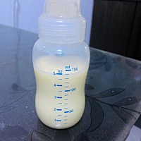 产后第5天，吸出来这么多奶，还是喂奶以后的，儿子这是带着饭来的～～ 下奶涨奶的痛苦真的不次于生孩子...