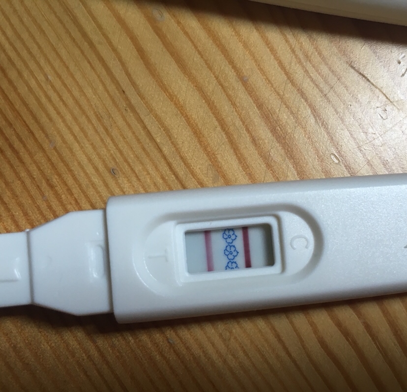 5.20号开始来月经，6月9号晚上居然就测出来，感觉好意外，怎么这么早？这是今天一早测的，颜色已经不断变深了，离正常月经时间还有2天，计划是再等十多天去医院检查……希望一切顺利……