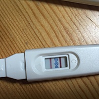 5.20号开始来月经，6月9号晚上居然就测出来，感觉好意外，怎么这么早？这是今天一早测的，颜色已经不断...