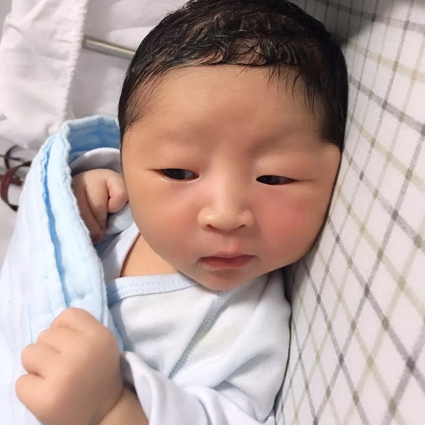 办理住院，基础检查宫口开了一指，下午一点多开始滴催产素，滴完一瓶宫口还是只开一指，只好继续滴，到下午五点多，宫缩开始变得规律，疼痛还能忍受。六点多时，差不多三分钟疼一次，有大便感，护士来检查，开三指，推入待产室。 到了待产室，差不多一分钟疼一次，大便感强烈，勉强忍住，护士给我做胎监，说实在疼的受不了可以打无痛，然后离开了，那时候待产室只有我跟我老公，婆婆去弄开水，疼痛越来越密集。我就受不了了，跟老公说打无痛，此时宫缩大便感已经是很难忍受，会不自觉想要拉出来的感觉，叫来护士说要打无痛，护士说可以，让胎监做完看看宝宝胎心如何。然后跟护士说宫缩一来我就想大便，忍不了的那种。她就帮我检查宫口，开了六指，就让我进产房了。无痛都来不及打。。。。此时差不多七点半左右 进去产房之后，护士让我走一走，等下会好生一点，我就走一两分钟。此时宫缩一来，已经跟着用力了，护士赶紧让我上产床，检查宫口，差一点开十指，让我再忍一次宫缩，十指全护士让我宫缩一来就用力。然后就个忙个的去了，我一个人在产房里，宫缩一来就使劲拉，￼，时不时护士来一两声，用长力，特别好。这样持续了拉了十几次，