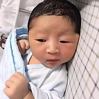 办理住院，基础检查宫口开了一指，下午一点多开始滴催产素，滴完一瓶宫口还是只开一指，只好继续滴...