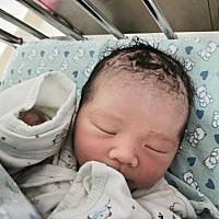 39周顺产小乔治一枚，见红后马上流羊水，一个钟后规律宫缩，开到三指打无痛。从见红到BB出来共10个...