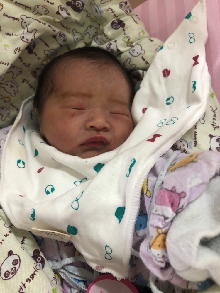 38W 3 早上起来尿尿发现有褐色分泌物 但肚子不痛，到了凌晨四点多才宫缩规律 进的医院，宫缩的时候还能接受，能吃能喝的，到下午四点左右羊水破了 这时候才是真的疼啊 4点50左右有大便的感觉 医生就送进产房了 宝宝5:11分就出来啦 侧切顺的 5斤2两多 49厘米。 生的过程要屏气呼吸 我还喝了红牛 看到宝宝出来的那一刻 真的特别幸福，再痛都不觉得痛了。猪宝妈们加油哦💪