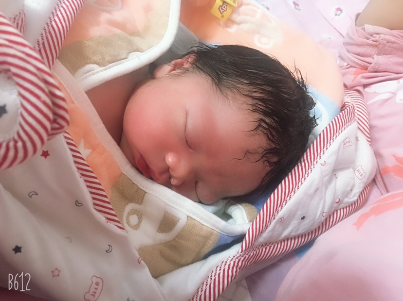 昨天夜里2点多见红，5点26宝宝就出来了，真的是很心疼妈妈👶
给大家分享一下个人孕期症状吧！
孕吐三个月比较严重！还见红了
前期喜欢酸的，后期喜欢甜食，
肚子也不尖挺大的！后期双顶径大于2.前期胎心150多，晚期130多！
胎梦梦见蛇，大狗
其他的也没什么了！圈里的孕妈么加油
