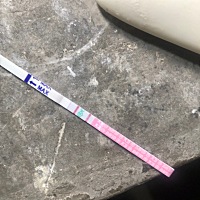 末次22。从7号排卵试纸就是这样 刚测的还是这样 什么鬼