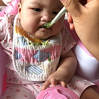 刚开始吃，表现不错，后面不乐意了，哎，你高兴就好😉┌😉┌对了，我宝像男娃么？就因为老有人...