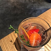 自从保姆的我[愉快] 今晚一个带小孩去吃饭。 晚上9点多丢下她在家， 出去看电影， 感觉今天生活真的...