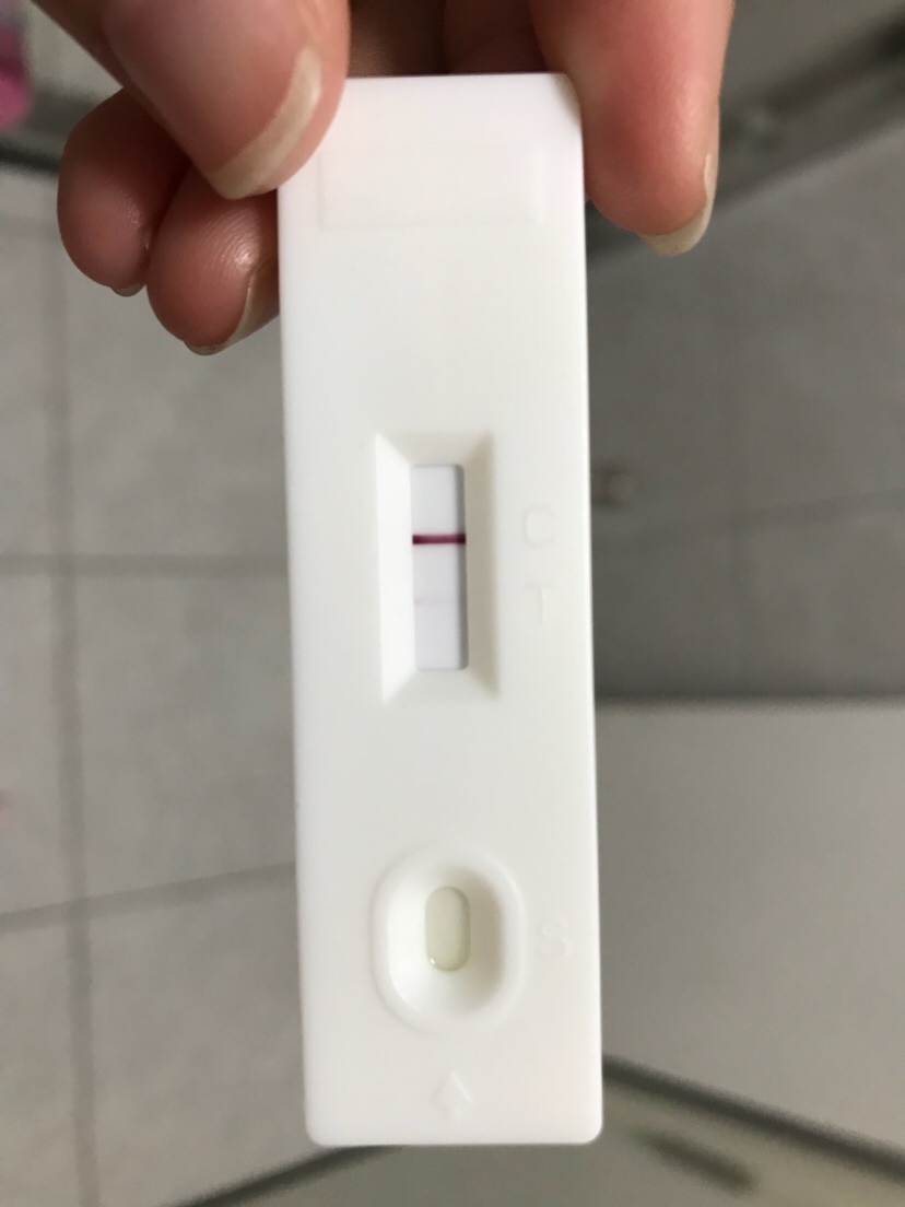 昨天是排卵期同房后第十一天，下午在家洗澡出了点血，晚上又有些腹疼，今早测了一下，这是怀孕了吗？