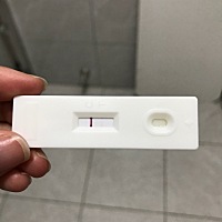 昨天是排卵期同房后第十一天，下午在家洗澡出了点血，晚上又有些腹疼，今早测了一下，这是怀孕了吗？