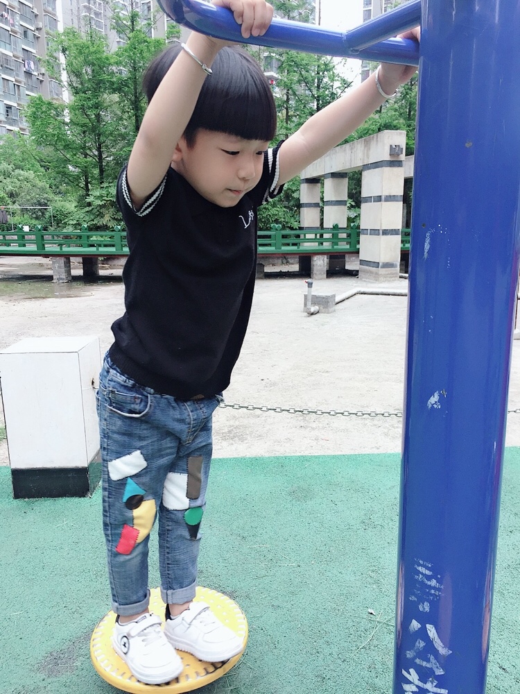 弟弟跟哥哥小时候一样可爱