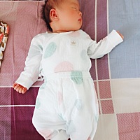 宝宝出生15天了、脸上起了湿疹