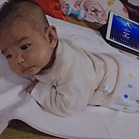 两个多月了，出月子的时候给宝宝剃了满月头，就是前面留了一小撮，现在两个多月了，就是头顶上的头发长...