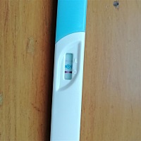 测出来这了，例假还是愉快的来了，这验孕棒对我好像每次都是这样子，然后例假来了，真扫兴