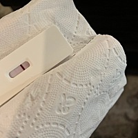 最近小肚子一直不舒服，感觉有来大姨妈的感觉，还有尿频。早上实纸很淡的。不知道有没有怀？