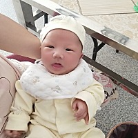 宝宝舌头老伸出来，请问正常吗！