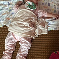 宝宝睡觉偏头怎么办，老是偏左边。头竖起来也歪歪的怎么办。定型枕好像不管用了