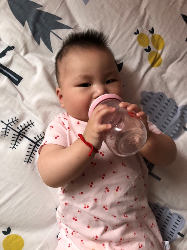 我宝会抱着奶瓶喝水了，第一次哦！！给点鼓励