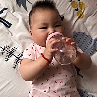 我宝会抱着奶瓶喝水了，第一次哦！！给点鼓励 买的小椅子送的小粉猪，超级可爱，就是不能给她 我宝...