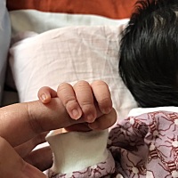 明天满月了，月子里让自己妈妈照顾的，在育儿方面妈妈基本上能接受现在的育儿观念，基本没什么分歧...