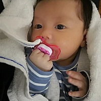 时间真快！！！宝贝34天了，居然会自己拿安抚奶嘴了，一个月长了4斤，11斤的Antony小胖子